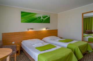 Отель Hotel ***NAT Sarbinowo Сарбиново Двухместный номер с 2 отдельными кроватями и дополнительной кроватью-2