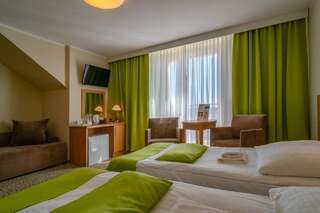 Отель Hotel ***NAT Sarbinowo Сарбиново Стандартный номер с 2 односпальными кроватями и диваном-1